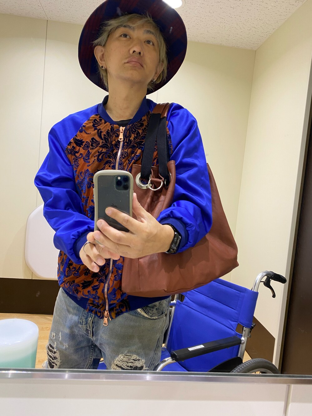 ブルー系のデニムパンツ、ブルー系のハットを着用したメンズの春コーディネートの2枚目の写真