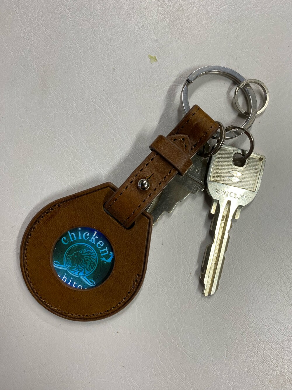 グリーン系のキーケース/キーアクセサリーを着用したメンズの春コーディネートの2枚目の写真