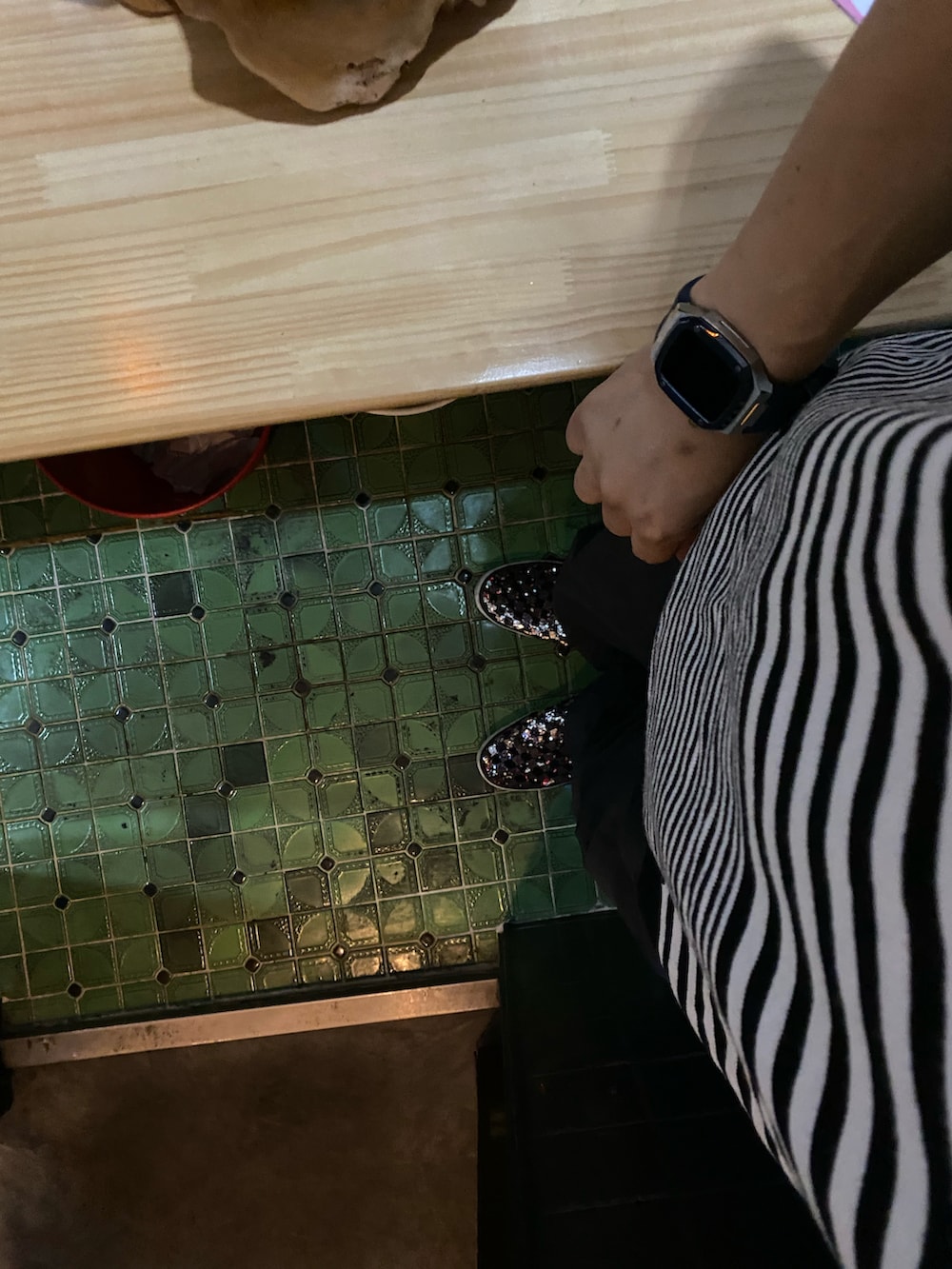 ブラック系のニット/セーター、ブルー系のデニムパンツ、その他のスリッポンを着用したメンズの夏コーディネートの2枚目の写真