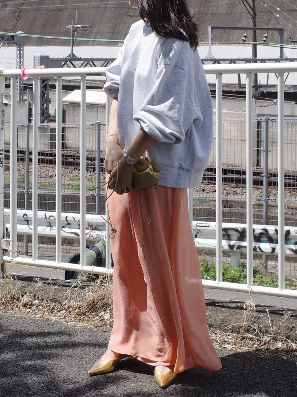 「オトナカジュアル、春服コーデ、大人コーデ、大人女子、シアー、ピンク、スウェット、スウェットコーデ、ビッグシルエット、大人ガーリー、パンプス、淡色コーデ、お出かけコーデ、きれいめカジュアル、フェミニン×カジュアル」｜「AKTEのシアーワイドパンツ（その他パンツ、オレンジ系）」を使った、Seikoさん（骨格ウェーブ・レディース・163cm）の春コーディネートの3枚目の写真
