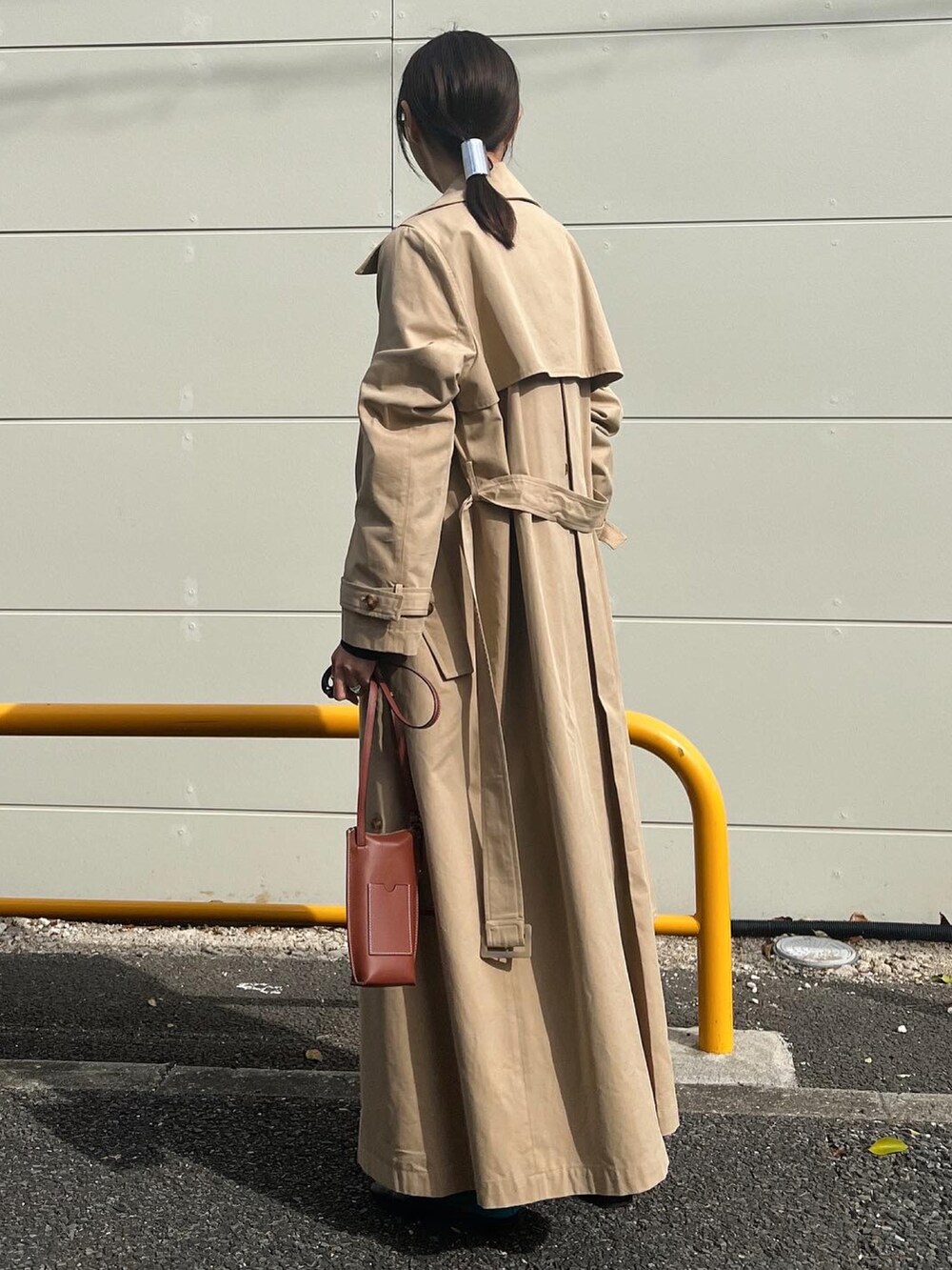 「きれいめカジュアル、大人コーデ、ブルー、トレンチコート、春アウター、オトナカジュアル、オトナ女子、カラーパンツ、通勤コーデ、163cm、アラフォー、AKTE、アクテ」｜「AKTEのロングトレンチコート（トレンチコート、ベージュ系）」を使った、Seikoさん（レディース・163cm）の春コーディネートの5枚目の写真