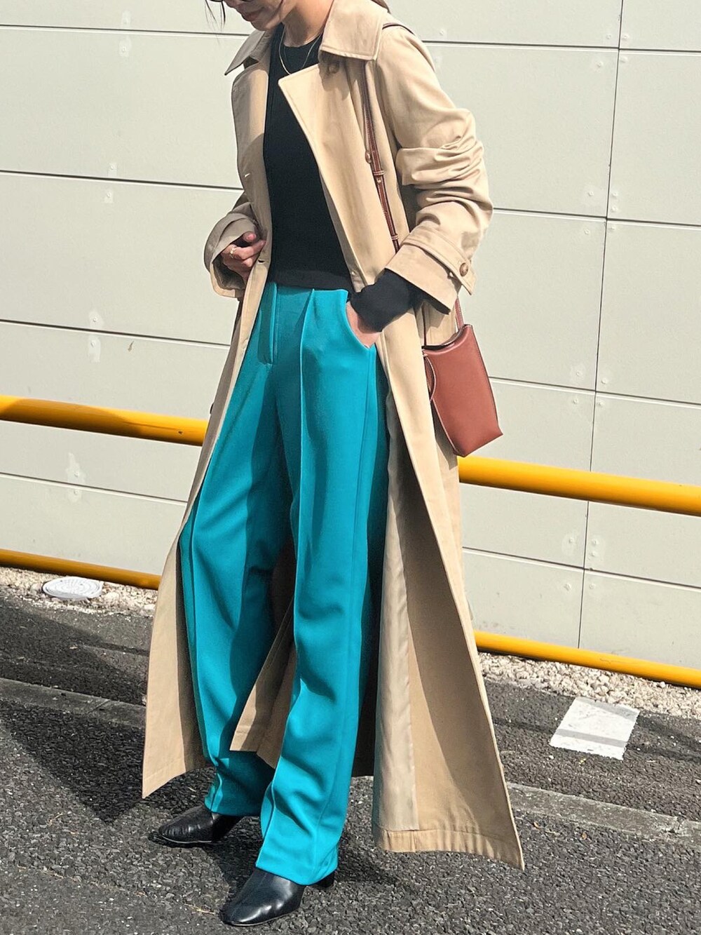 「きれいめカジュアル、大人コーデ、ブルー、トレンチコート、春アウター、オトナカジュアル、オトナ女子、カラーパンツ、通勤コーデ、163cm、アラフォー、AKTE、アクテ」｜「AKTEのロングトレンチコート（トレンチコート、ベージュ系）」を使った、Seikoさん（レディース・163cm）の春コーディネートの2枚目の写真