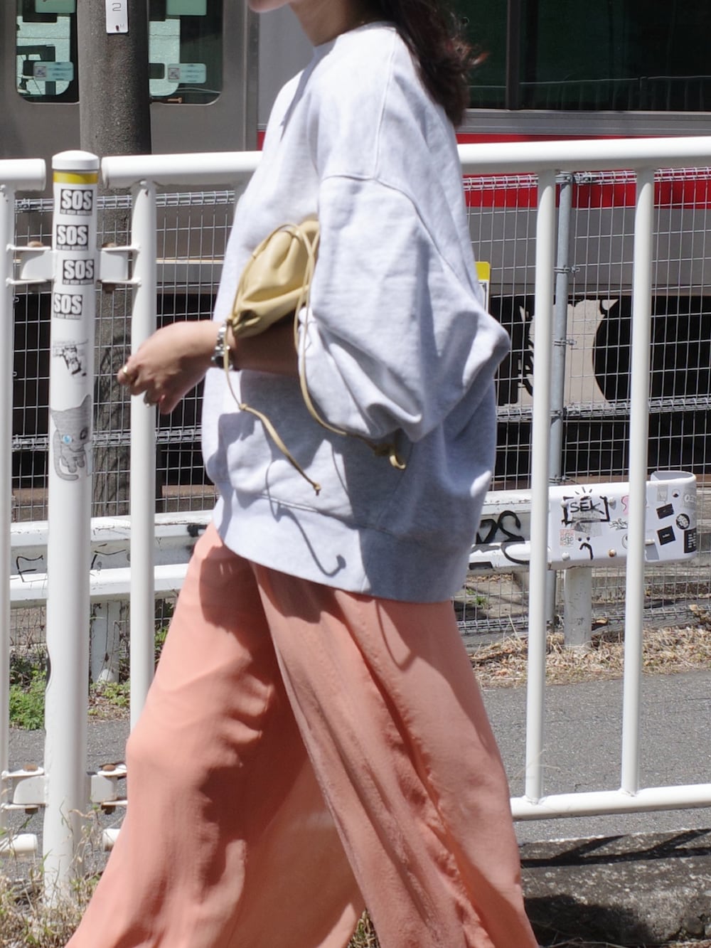 「オトナカジュアル、春服コーデ、大人コーデ、大人女子、シアー、ピンク、スウェット、スウェットコーデ、ビッグシルエット、大人ガーリー、パンプス、淡色コーデ、お出かけコーデ、きれいめカジュアル、フェミニン×カジュアル」｜「AKTEのシアーワイドパンツ（その他パンツ、オレンジ系）」を使った、Seikoさん（骨格ウェーブ・レディース・163cm）の春コーディネートの2枚目の写真
