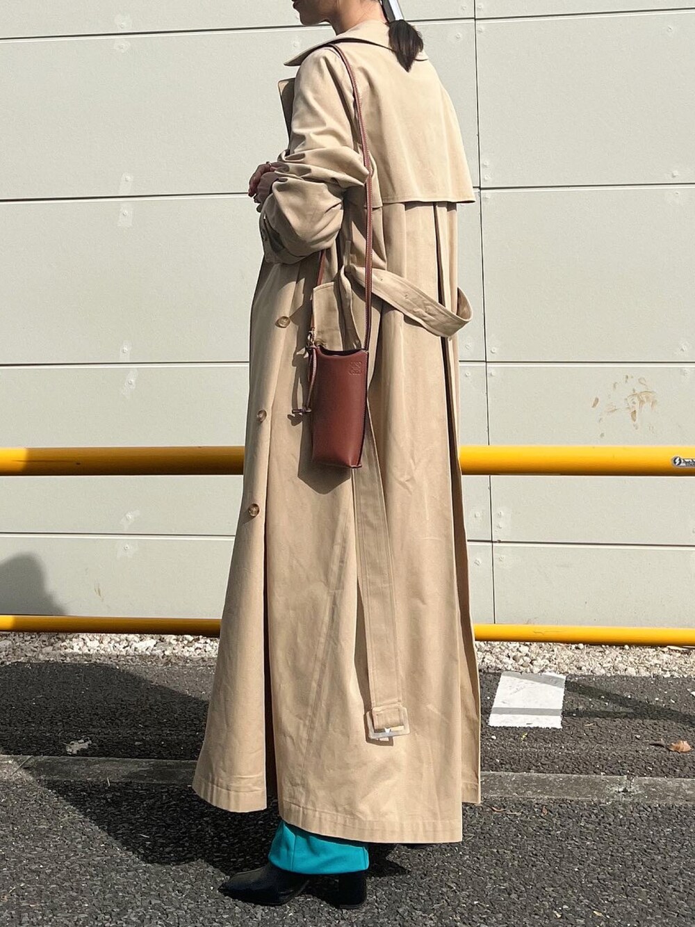 「きれいめカジュアル、大人コーデ、ブルー、トレンチコート、春アウター、オトナカジュアル、オトナ女子、カラーパンツ、通勤コーデ、163cm、アラフォー、AKTE、アクテ」｜「AKTEのロングトレンチコート（トレンチコート、ベージュ系）」を使った、Seikoさん（レディース・163cm）の春コーディネートの4枚目の写真