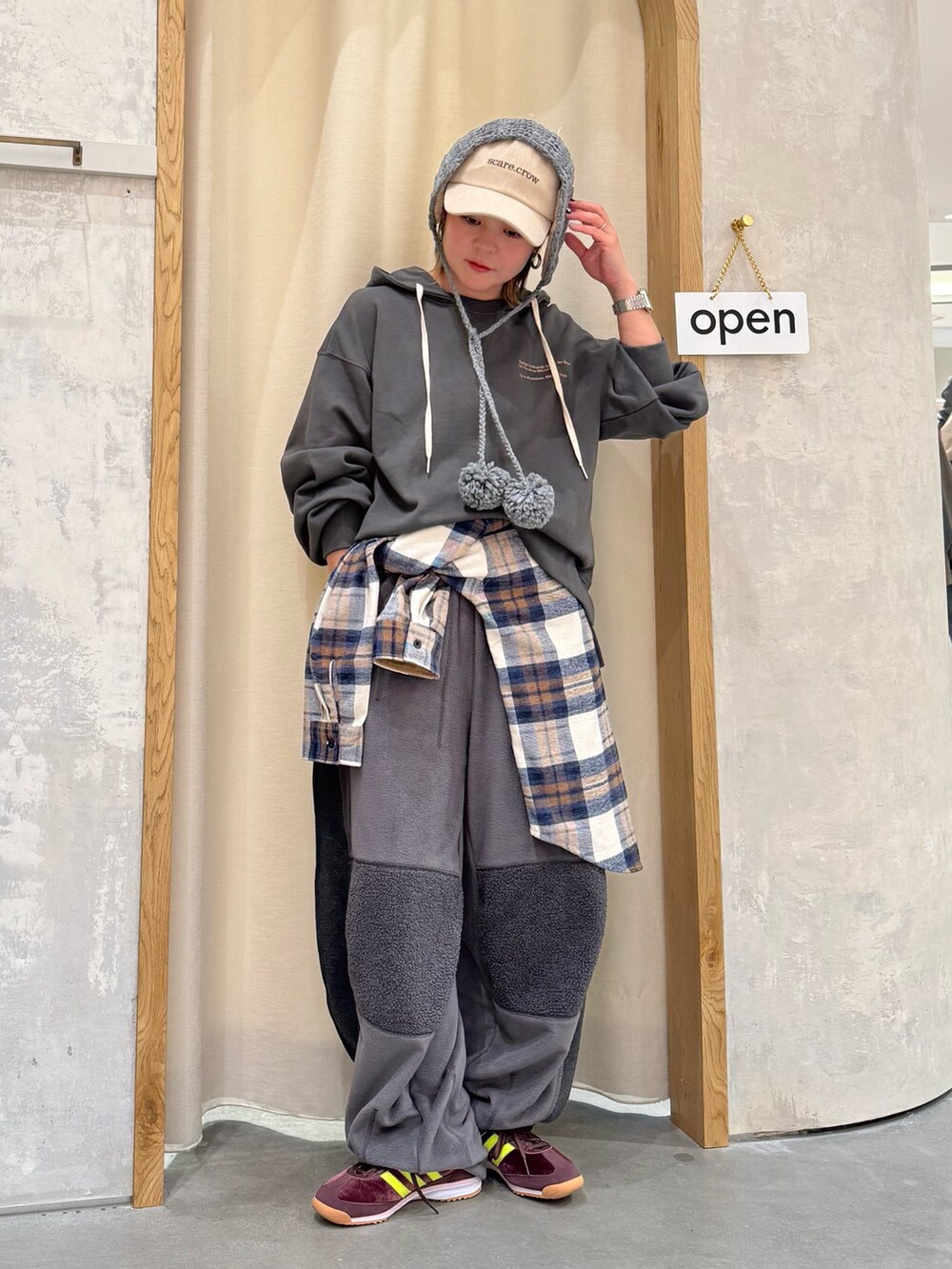 グレー系のTシャツ/カットソー、ベージュ系のシャツ/ブラウス、グレー系のその他パンツを着用したレディースの冬コーディネートの3枚目の写真