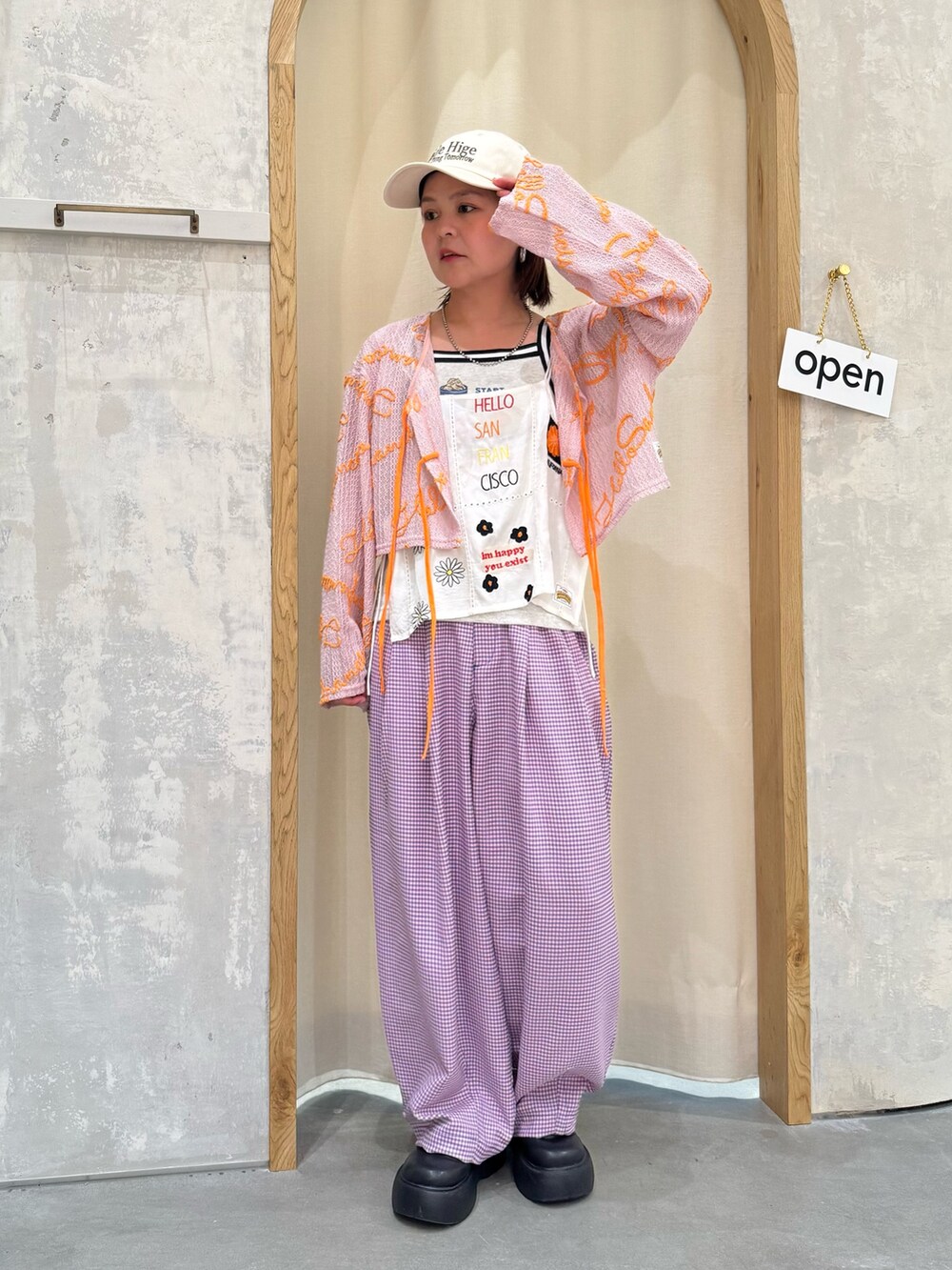 ホワイト系のシャツ/ブラウス、ピンク系のTシャツ/カットソー、グレー系のタンクトップを着用したレディースの夏コーディネートの2枚目の写真