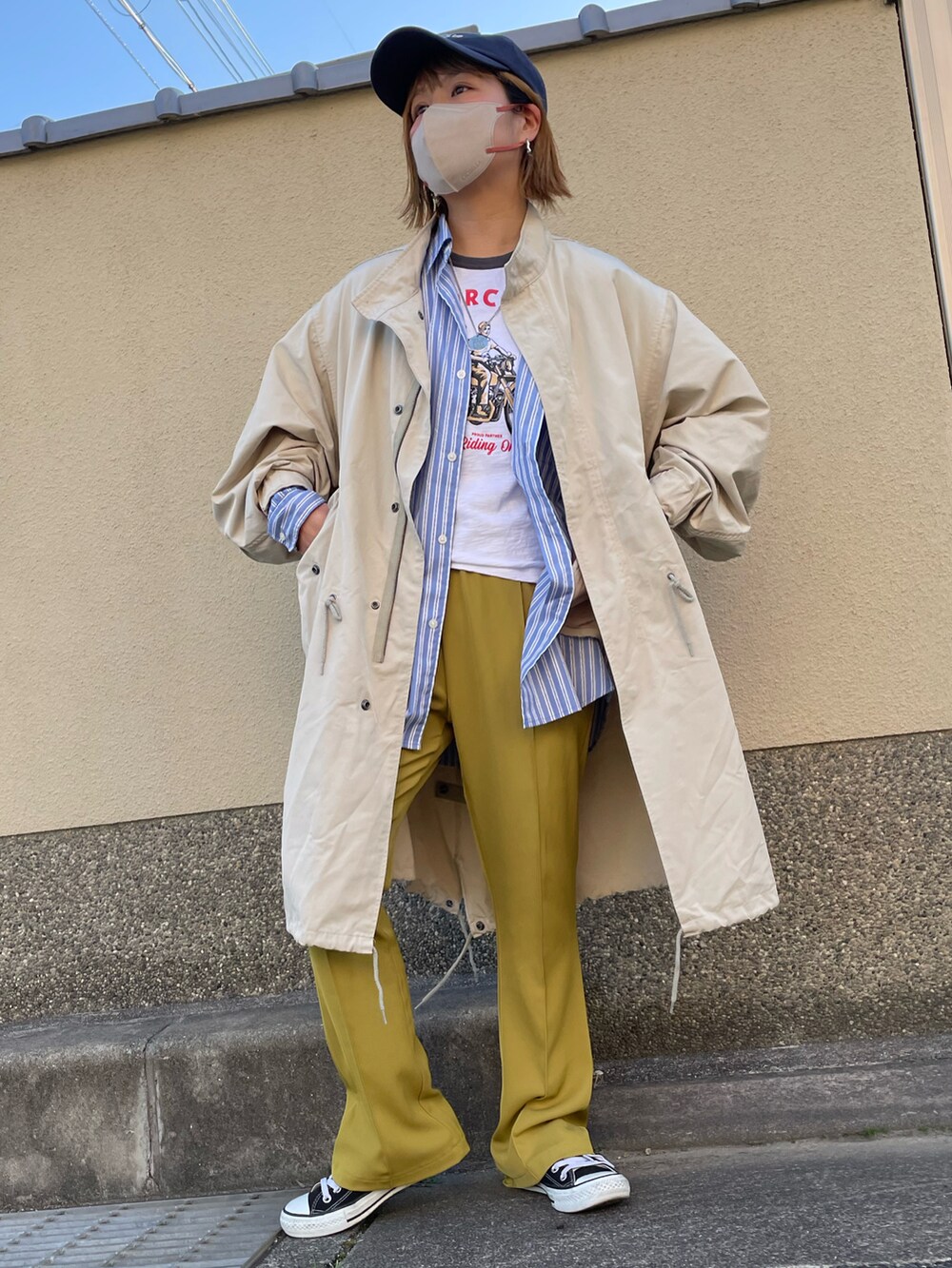 ホワイト系のモッズコート、グレー系のTシャツ/カットソー、ブルー系のシャツ/ブラウスを着用したレディースの春コーディネートの2枚目の写真