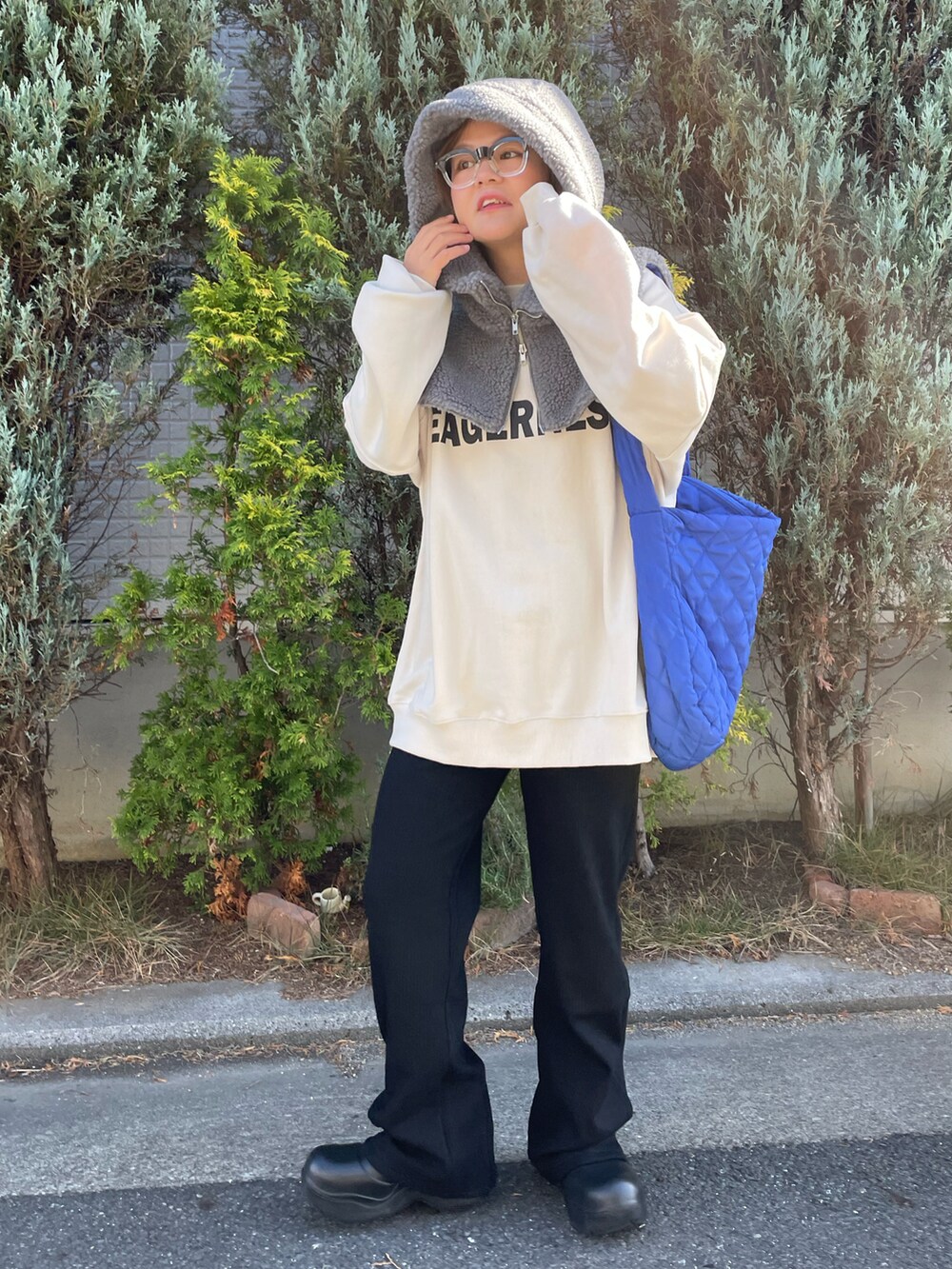 「ファッションを楽しもう、休日スタイル、お出かけコーデ、冬コーデ、レイヤードスタイル、韓国ファッション、スウェット、クリスマスに着たい服、ボア、フーディー、リブパンツ、ロゴスウェット、ショルダーバッグ、カジュアルコーデ、大人カジュアル」｜「recaの【美シルエット叶う】極厚！ぬくぬくあったか！裏起毛セミワイドリブパンツ（その他パンツ、ブラック系）」を使った、きな☆ki_naさん（骨格ストレート・レディース・153cm）の秋コーディネートの4枚目の写真