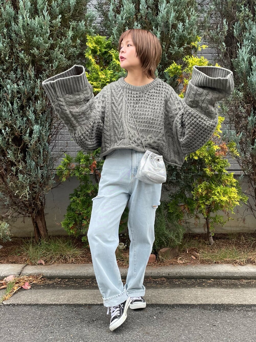 「ファッションを楽しもう、ニット、ビッグシルエット、お出かけコーデ、プチプラ、デニム、スニーカー、きれいめカジュアル、冬コーデ、淡色コーデ、ボリューム袖、ショート丈トップス、ダメージデニムパンツ、ショルダーバッグ、ミニバッグ」｜「CFT.のsloth short aran knit/greengrey（ニット/セーター、グリーン系）」を使った、きな☆ki_naさん（骨格ストレート・レディース・153cm）の秋コーディネートの3枚目の写真