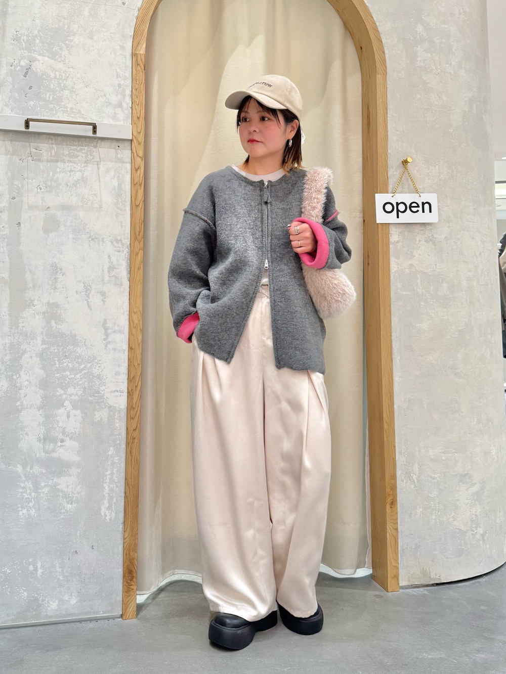 グレー系のカーディガン/ボレロ、ホワイト系のその他パンツ、ホワイト系のトートバッグを着用したレディースの秋コーディネートの3枚目の写真