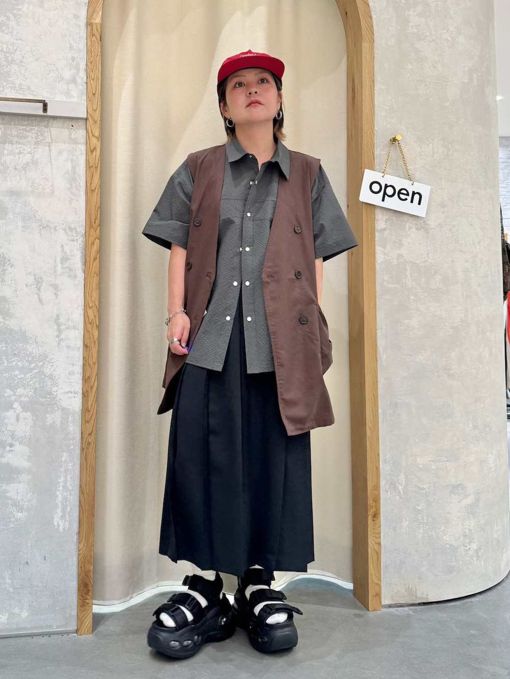 「夏ルックで気分アップ、テーマパークコーデ、シンプルコーデ、夏コーデ、韓国ファッション、サンダル、プチプラ、お出かけコーデ、フェススタイル、レイヤードスタイル、キャップ、シンプルスタイル、おでかけコーデ、ラクチンコーデ、オトナカジュアル」｜「CIAOPANIC TYPYの【UNISEX】ポコポコ半袖無地シャツ（シャツ/ブラウス、グレー系）」を使った、きな☆ki_naさん（骨格ストレート・レディース・153cm）の夏コーディネートの3枚目の写真