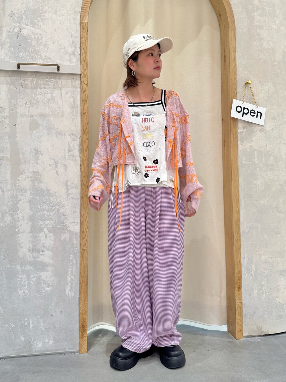ホワイト系のシャツ/ブラウス、ピンク系のTシャツ/カットソー、グレー系のタンクトップを着用したレディースの夏コーディネートの3枚目の写真