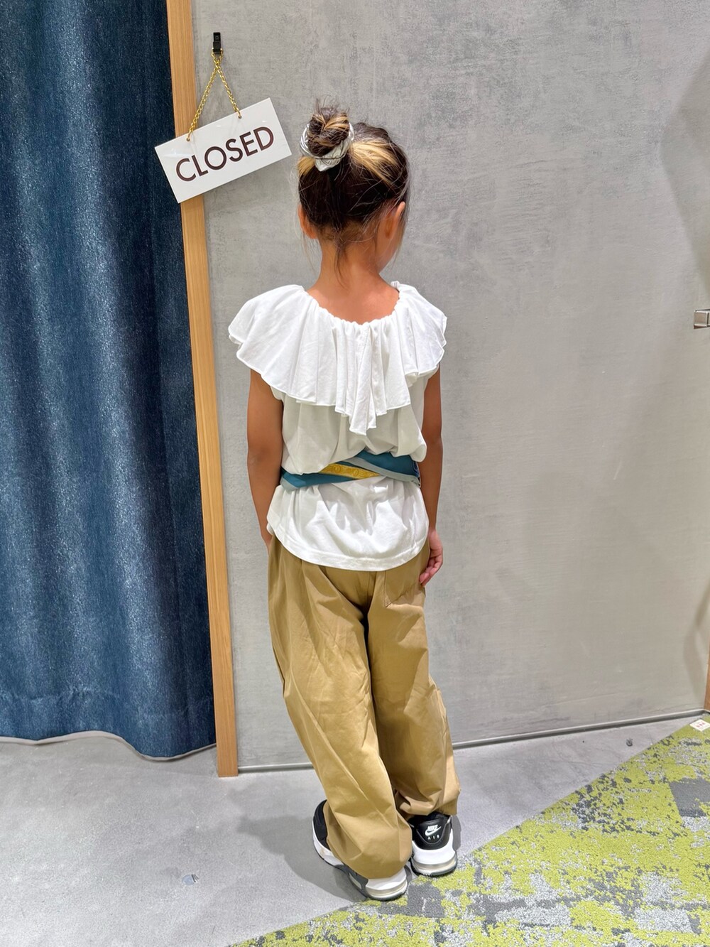 ベージュ系のその他パンツ、ホワイト系のTシャツ/カットソー、グリーン系のバンダナ/スカーフを着用したキッズの秋コーディネートの5枚目の写真