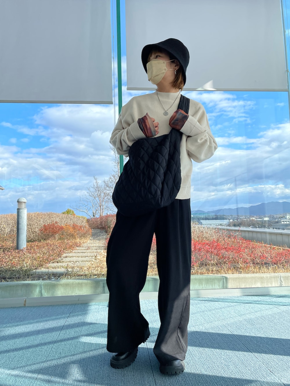 「シンプルスタイル、レイヤードスタイル、バックロゴ、私の推しブランド、ブーツ、サイドゴアブーツ、ビッグシルエット、冬コーデ、ニット、きれいめカジュアル、バケットハット、シアートップス、キルティングバッグ、ハイウエストパンツ、大人カジュアル」｜「hunchのスウェットライク バックロゴプリントニット | 秋冬 長袖 プルオーバー クルーネック オーバーサイズ（ニット/セーター、ホワイト系）」を使った、きな☆ki_naさん（骨格ストレート・レディース・153cm）の冬コーディネートの4枚目の写真