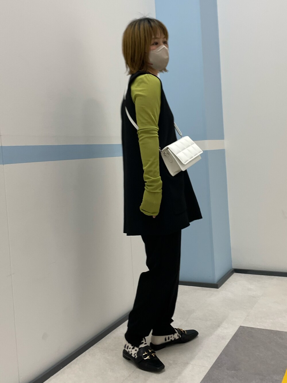 「春服みてみて、休日スタイル、ライムグリーン、ベスト、セットアップ、春コーデ、オフィスカジュアル、ショルダーバッグ、スクエアバッグ、ローファー、プチプラ、きれいめカジュアル、大人カジュアル、低身長、骨格ストレート」|「deux amourの型押しバッグ(クラッチバッグ、ホワイト系)」を使った、きな☆ki_naさん(骨格ストレート・レディース・153cm)の春コーディネートの2枚目の写真