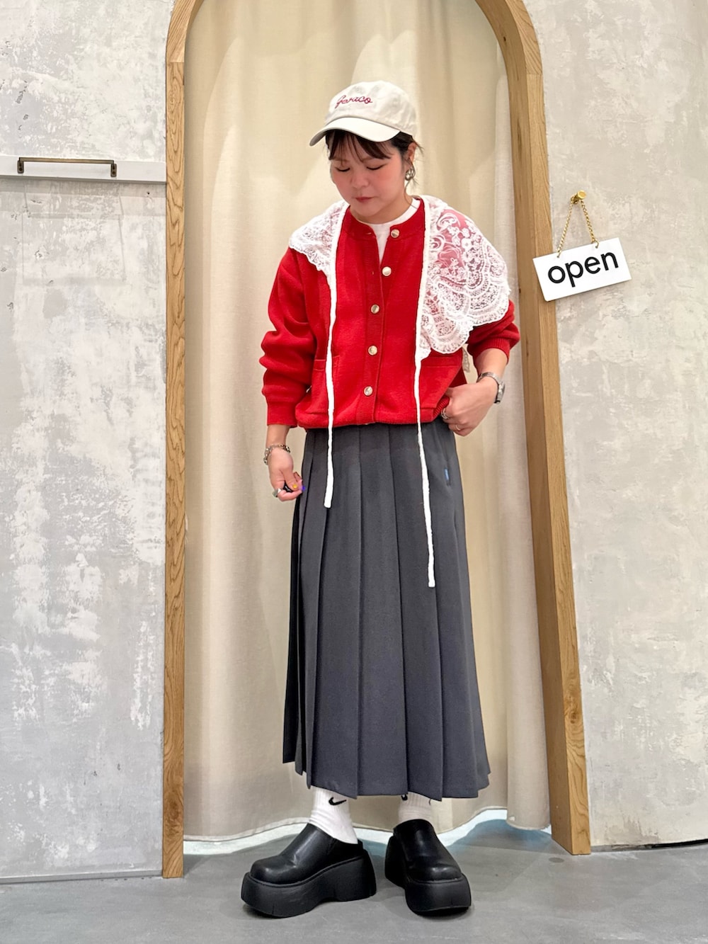 「プチプラ、今日のコーデ、春服コーデ、大人可愛い、大人コーデ、大人カジュアルコーデ、大人かわいい、春先取り、楽チンコーデ、レイヤードスタイル、オトナガーリー、スカートスタイル、レース、カーディガン、つけ襟」｜「GEVACOの【GEVACO】金ボタンカーディガン（カーディガン/ボレロ、レッド系）」を使った、きな☆ki_naさん（骨格ストレート・レディース・153cm）の春コーディネートの2枚目の写真