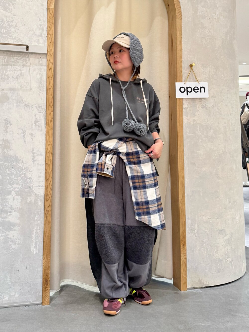 グレー系のTシャツ/カットソー、ベージュ系のシャツ/ブラウス、グレー系のその他パンツを着用したレディースの冬コーディネートの2枚目の写真