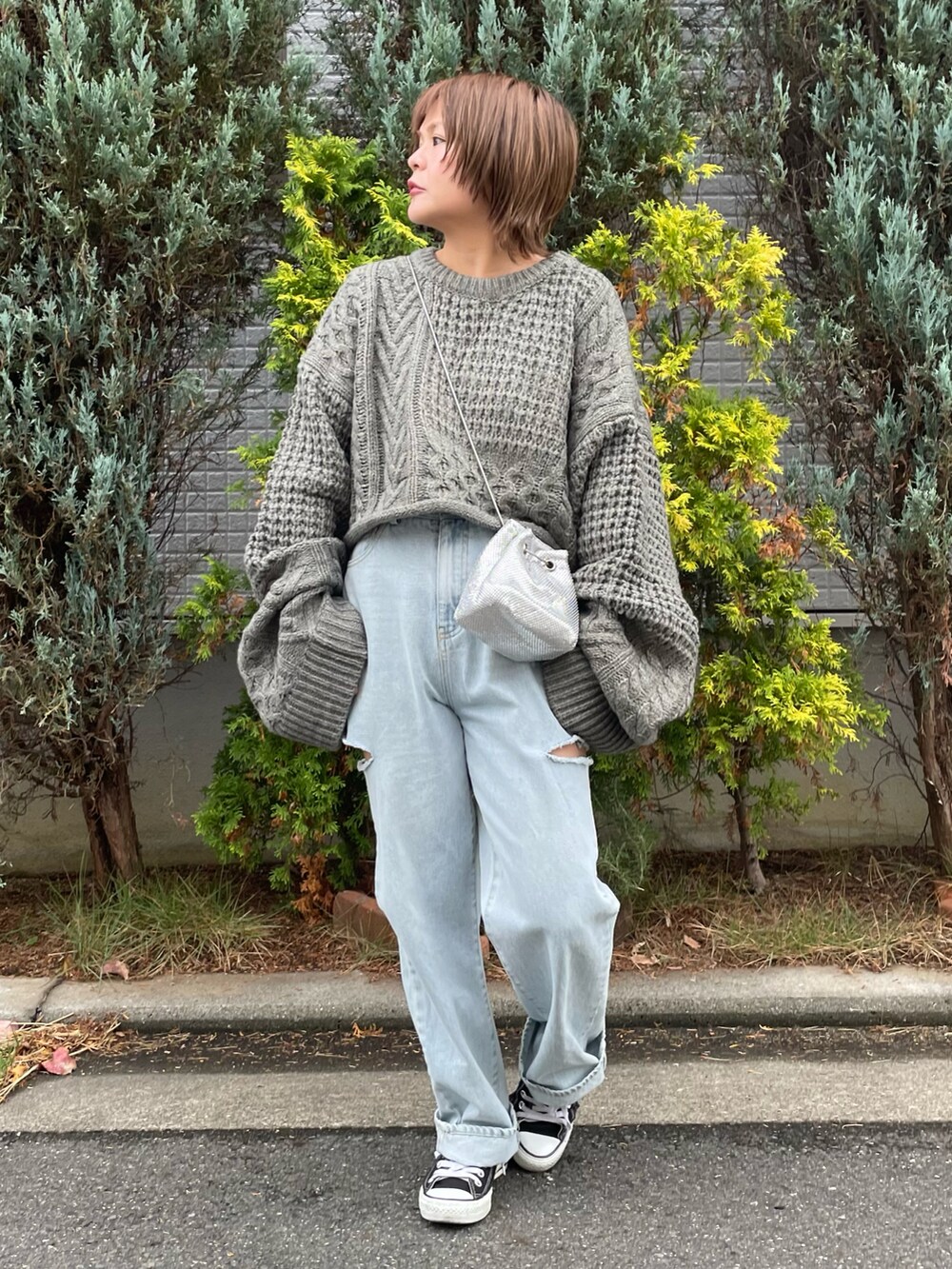 「ファッションを楽しもう、ニット、ビッグシルエット、お出かけコーデ、プチプラ、デニム、スニーカー、きれいめカジュアル、冬コーデ、淡色コーデ、ボリューム袖、ショート丈トップス、ダメージデニムパンツ、ショルダーバッグ、ミニバッグ」｜「CFT.のsloth short aran knit/greengrey（ニット/セーター、グリーン系）」を使った、きな☆ki_naさん（骨格ストレート・レディース・153cm）の秋コーディネートの2枚目の写真