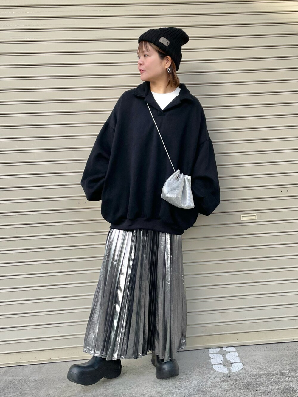 「グリッター、休日スタイル、レイヤードスタイル、ブーツ、シンプルコーデ、ショルダーバッグ、ロングスカート、プチプラ、デートコーデ、スウェット、プリーツスカート、メタリック、メタリックスカート、シルバー、モノトーン」|「niko and...のCAVAメタリックプリーツスカート(スカート、グレー系)」を使った、きな☆ki_naさん(骨格ストレート・レディース・153cm)の冬コーディネートの2枚目の写真