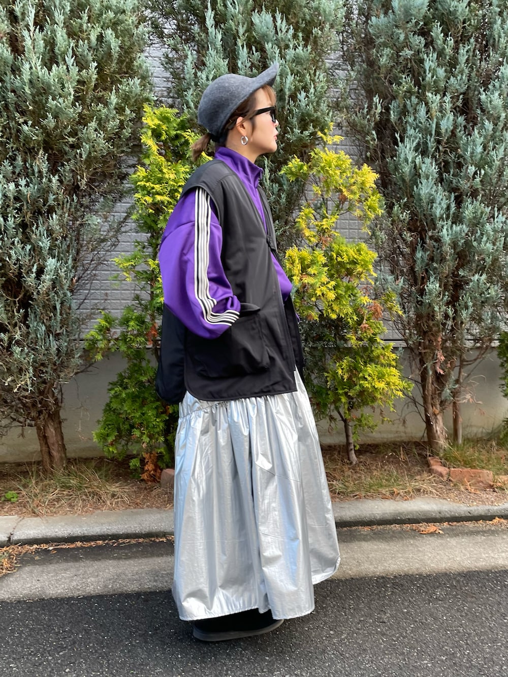 「トラックジャケット、冬コーデ、レイヤードスタイル、韓国ファッション、キャップ、休日スタイル、クリスマスに着たい服、マイベストコーデ2023、大人カジュアル、ベスト、ジャージ、パープル、シルバースカート、シルバー、フレアスカート」｜「CFT.のdouble zip line trackJK/purple（ジャージ、パープル系）」を使った、きな☆ki_naさん（骨格ストレート・レディース・153cm）の冬コーディネートの3枚目の写真
