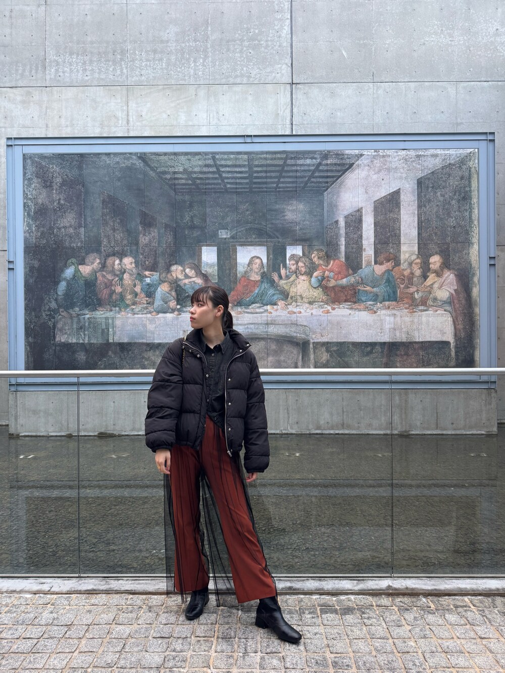 オレンジ系のその他パンツ、ブラック系のシャツ/ブラウス、ブラック系のその他パンツを着用したレディースの冬コーディネートの2枚目の写真