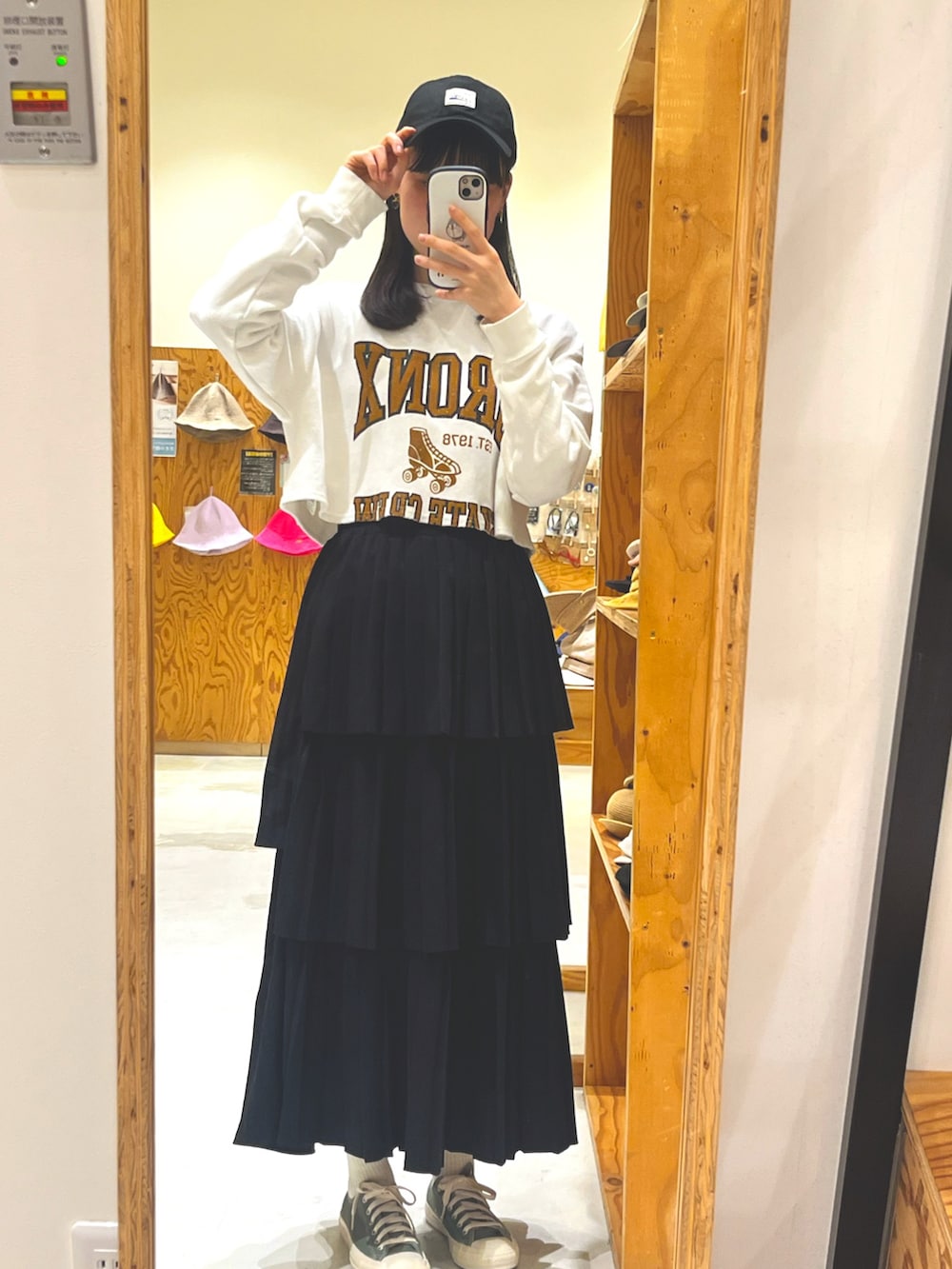 「春のNewスタイル、スポーツミックス、ゆるコーデ、カジュアルガーリー、カジュアル、プチプラ、スウェット、ティアードスカート、マウンテンパーカー、お洒落さんとつながりたい」｜「archivesのプリーツティアードスカート／（スカート、ブラック系）」を使った、rikaさん（レディース・167cm）の春コーディネートの2枚目の写真