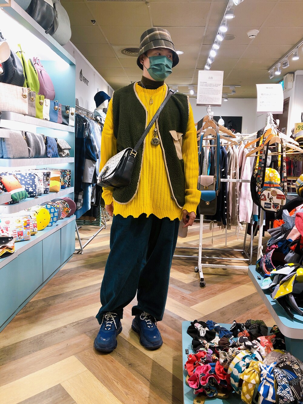 「ootd」｜「BALENCIAGAのBalenciaga Triple S Mesh, Suede And Leather Sneakers（スニーカー、ブルー系）」を使った、Kidd さん（メンズ・172cm）の冬コーディネートの2枚目の写真