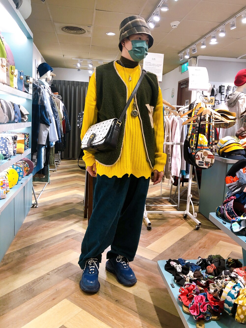 「ootd」｜「BALENCIAGAのBalenciaga Triple S Mesh, Suede And Leather Sneakers（スニーカー、ブルー系）」を使った、Kidd さん（メンズ・172cm）の冬コーディネートの3枚目の写真