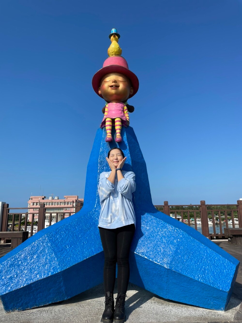 ブルー系のTシャツ/カットソーを着用したレディースの冬コーディネートの2枚目の写真