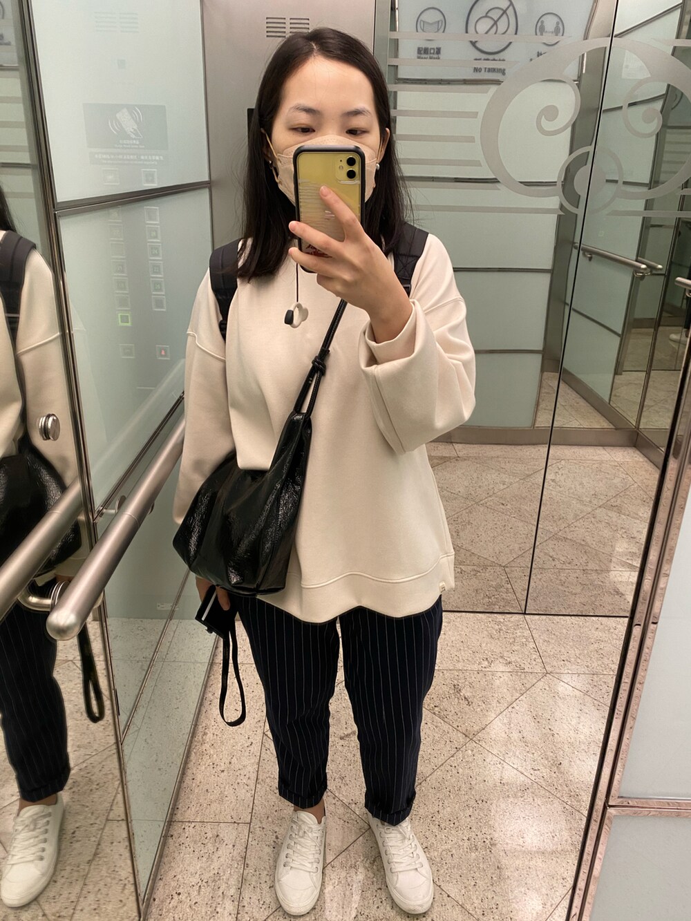 ベージュ系のその他トップスを着用したレディースの冬コーディネートの2枚目の写真