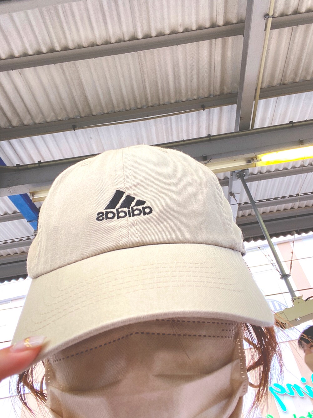 ブルー系のデニムパンツ、ホワイト系のシャツ/ブラウス、ベージュ系のスニーカーを着用したレディースの秋コーディネートの3枚目の写真