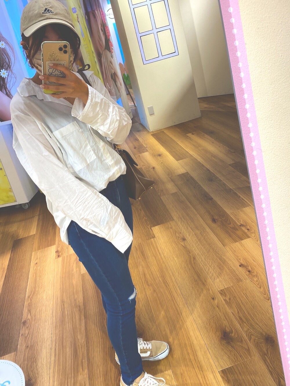 ブルー系のデニムパンツ、ホワイト系のシャツ/ブラウス、ベージュ系のスニーカーを着用したレディースの秋コーディネートの2枚目の写真