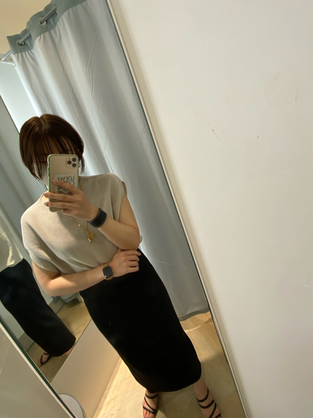 ブラック系のスカート、ベージュ系のニット/セーターを着用したレディースの夏コーディネートの2枚目の写真