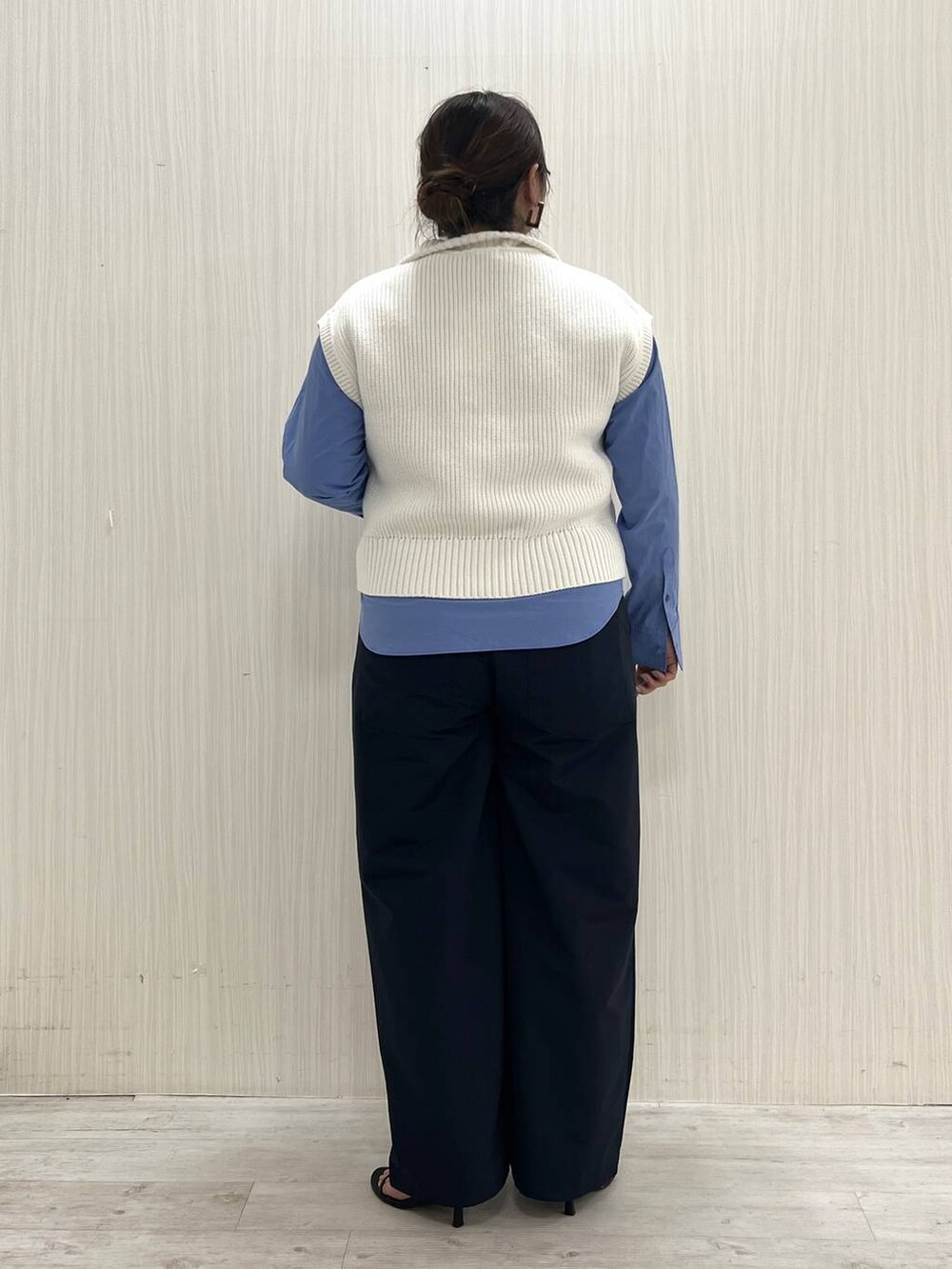 ブルー系のシャツ/ブラウス、ブルー系のその他パンツ、ホワイト系のベストを着用したレディースの冬コーディネートの5枚目の写真