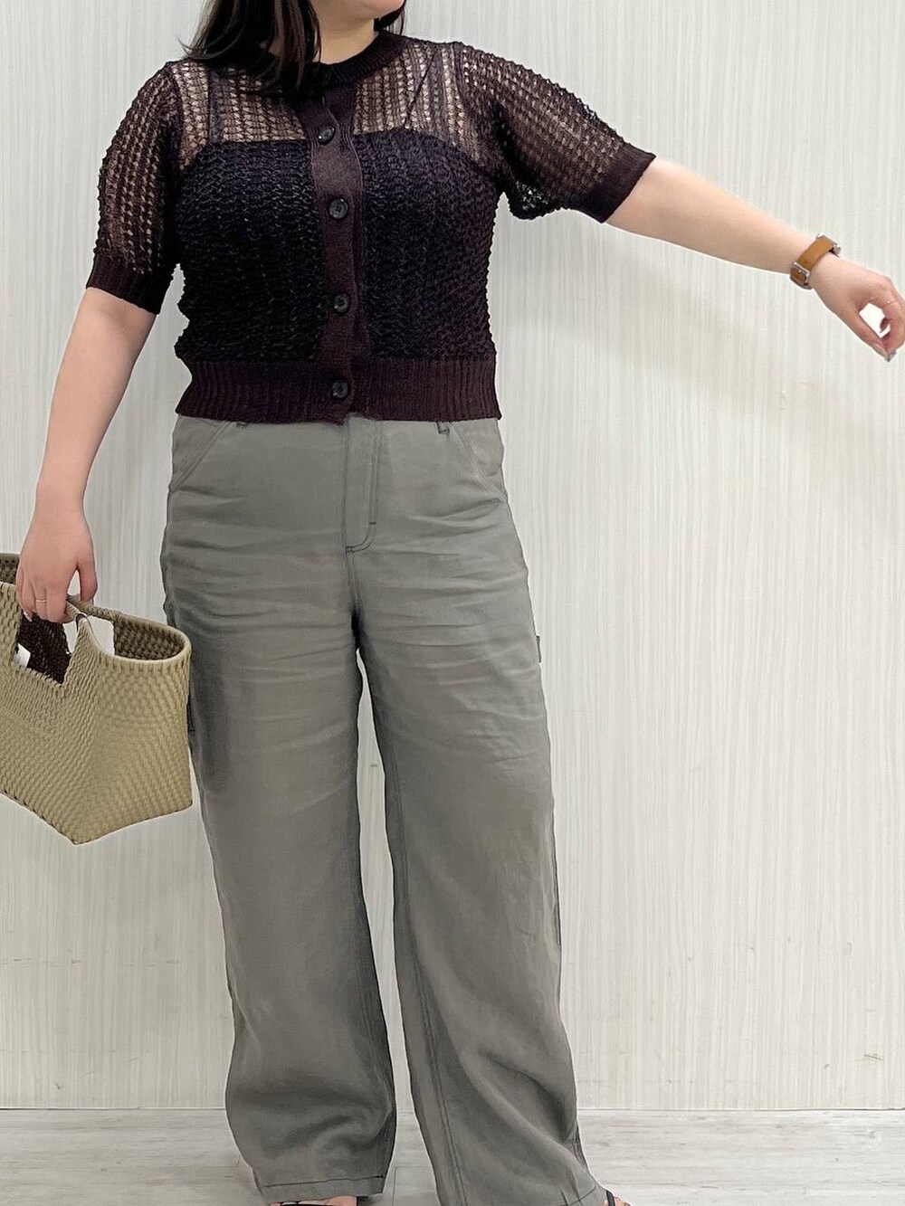 グレー系のその他パンツ、ベージュ系のハンドバッグ、ブラウン系のニット/セーターを着用したレディースの夏コーディネートの7枚目の写真