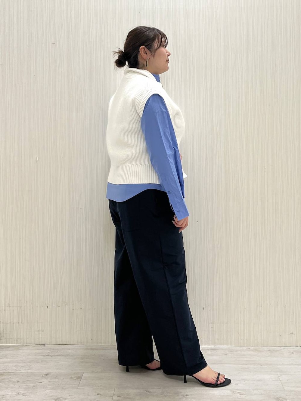 ブルー系のシャツ/ブラウス、ブルー系のその他パンツ、ホワイト系のベストを着用したレディースの冬コーディネートの3枚目の写真