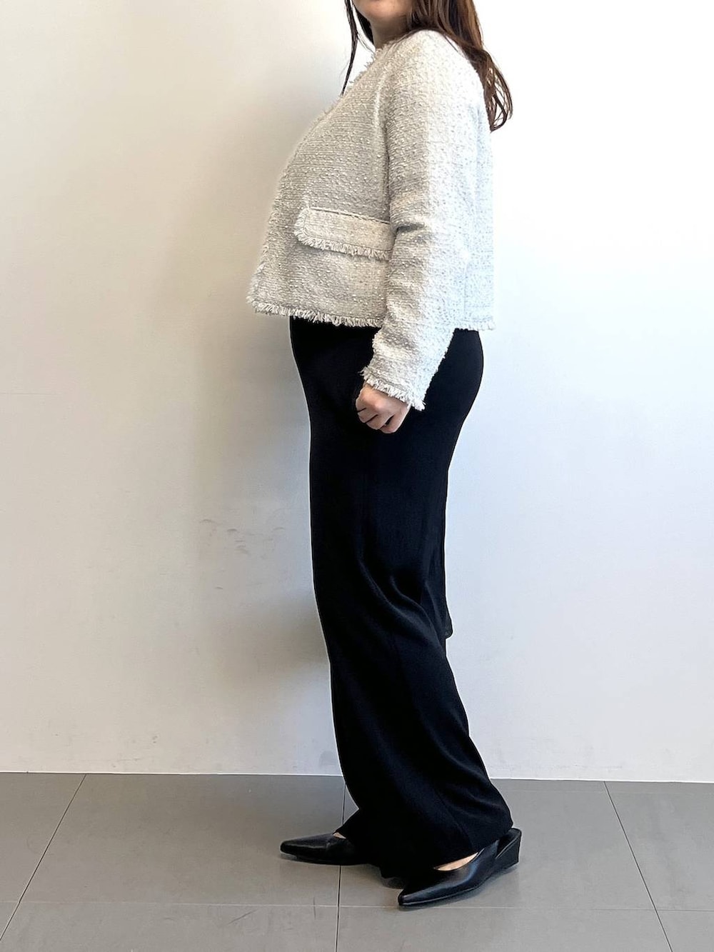 ブラック系のつなぎ/オールインワン、グレー系のノーカラージャケット、ブラック系のパンプスを着用したレディースの冬コーディネートの3枚目の写真