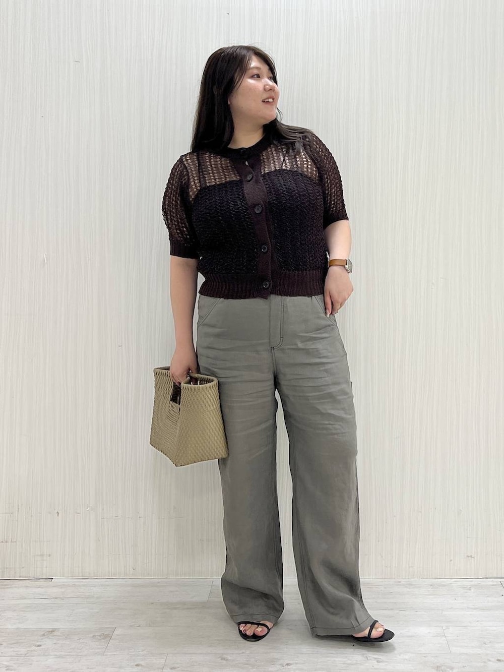 グレー系のその他パンツ、ベージュ系のハンドバッグ、ブラウン系のニット/セーターを着用したレディースの夏コーディネートの2枚目の写真