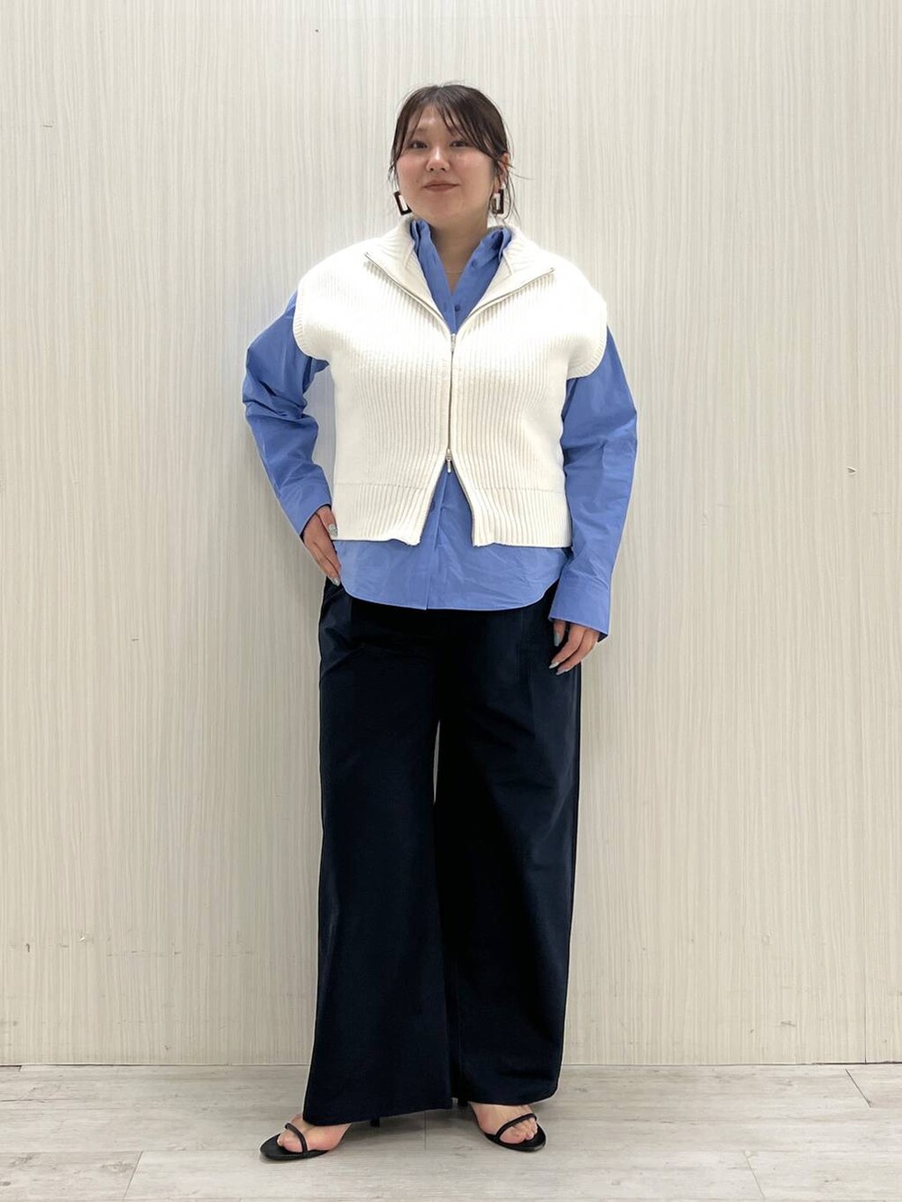 ブルー系のシャツ/ブラウス、ブルー系のその他パンツ、ホワイト系のベストを着用したレディースの冬コーディネートの7枚目の写真