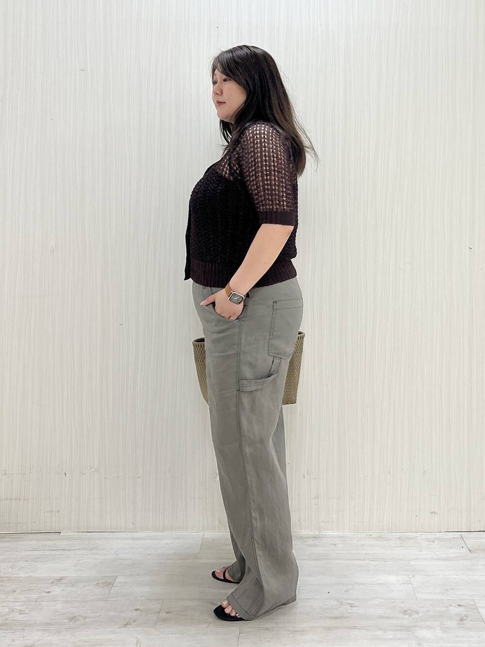 グレー系のその他パンツ、ベージュ系のハンドバッグ、ブラウン系のニット/セーターを着用したレディースの夏コーディネートの4枚目の写真