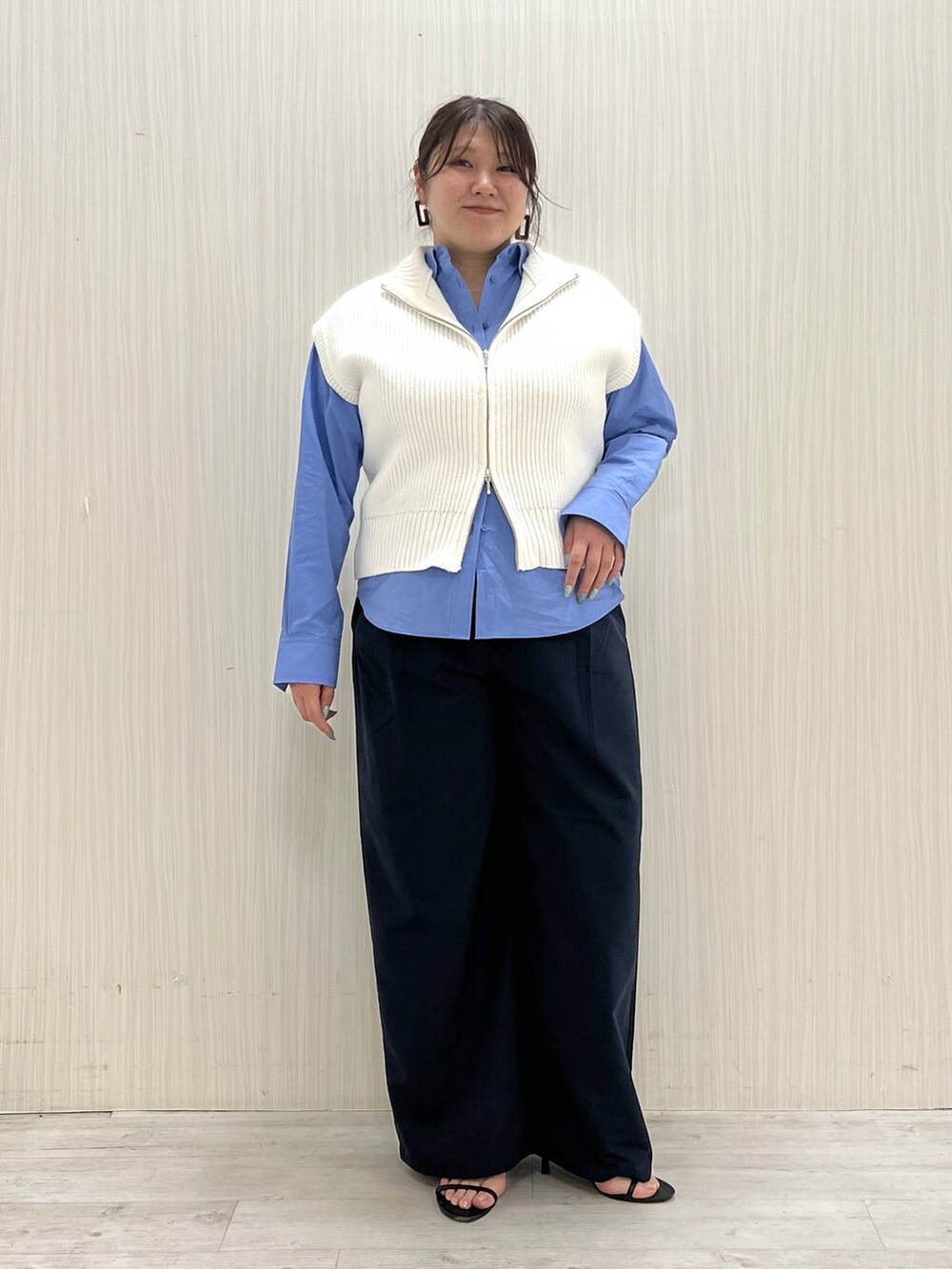 ブルー系のシャツ/ブラウス、ブルー系のその他パンツ、ホワイト系のベストを着用したレディースの冬コーディネートの2枚目の写真