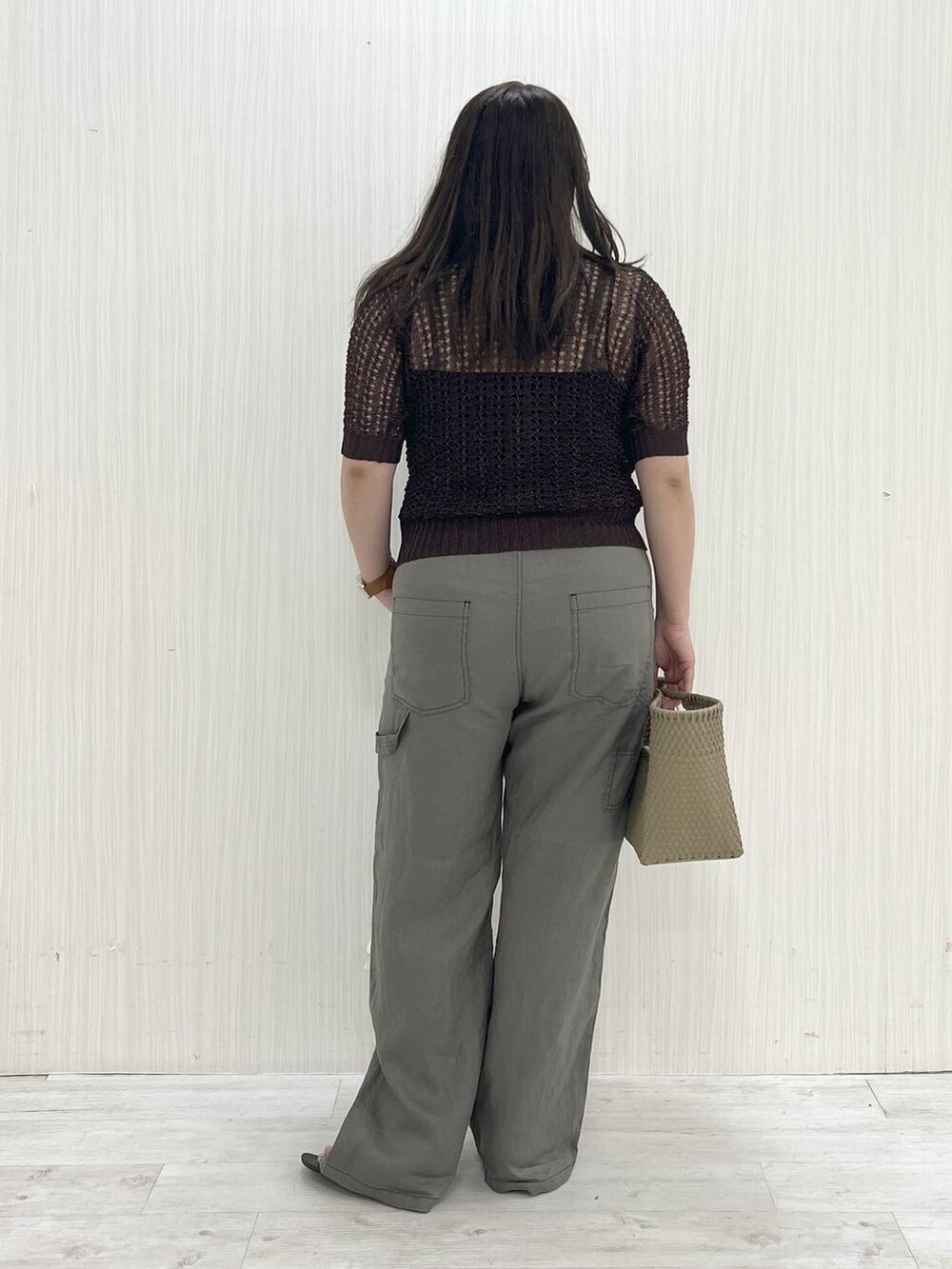 グレー系のその他パンツ、ベージュ系のハンドバッグ、ブラウン系のニット/セーターを着用したレディースの夏コーディネートの5枚目の写真
