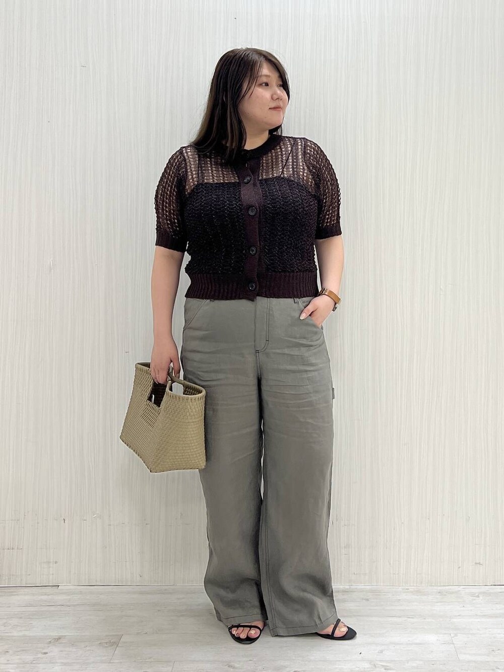 グレー系のその他パンツ、ベージュ系のハンドバッグ、ブラウン系のニット/セーターを着用したレディースの夏コーディネートの6枚目の写真