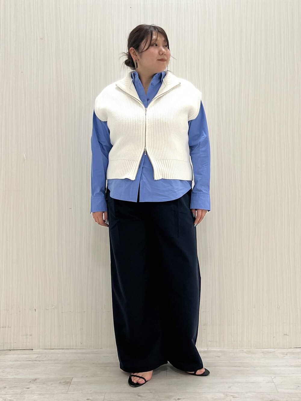 ブルー系のシャツ/ブラウス、ブルー系のその他パンツ、ホワイト系のベストを着用したレディースの冬コーディネートの6枚目の写真