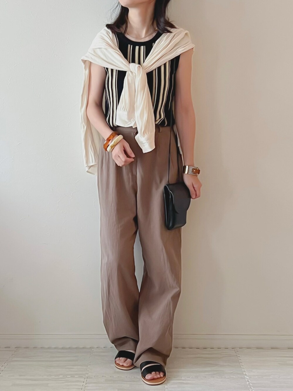 ブラック系のTシャツ/カットソー、ホワイト系のシャツ/ブラウス、ホワイト系のショルダーバッグを着用したレディースの夏コーディネートの3枚目の写真