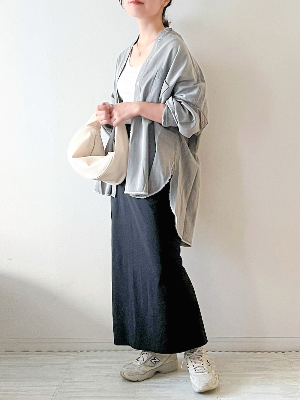 「Hunch、ハンチ、hunch_ootd、デニムシャツ、シャツスタイル、プチプラ、プチプラコーデ、UNIQLO、タイトスカート、白スニーカー、New Balance、大人カジュアル、ママコーデ、秋コーデ、キレイめカジュアル」｜「hunchの【WEB限定/別注】デニムオーバーサイズシャツ（シャツ/ブラウス、グレー系）」を使った、chakoさん（レディース・155cm）の秋コーディネートの2枚目の写真