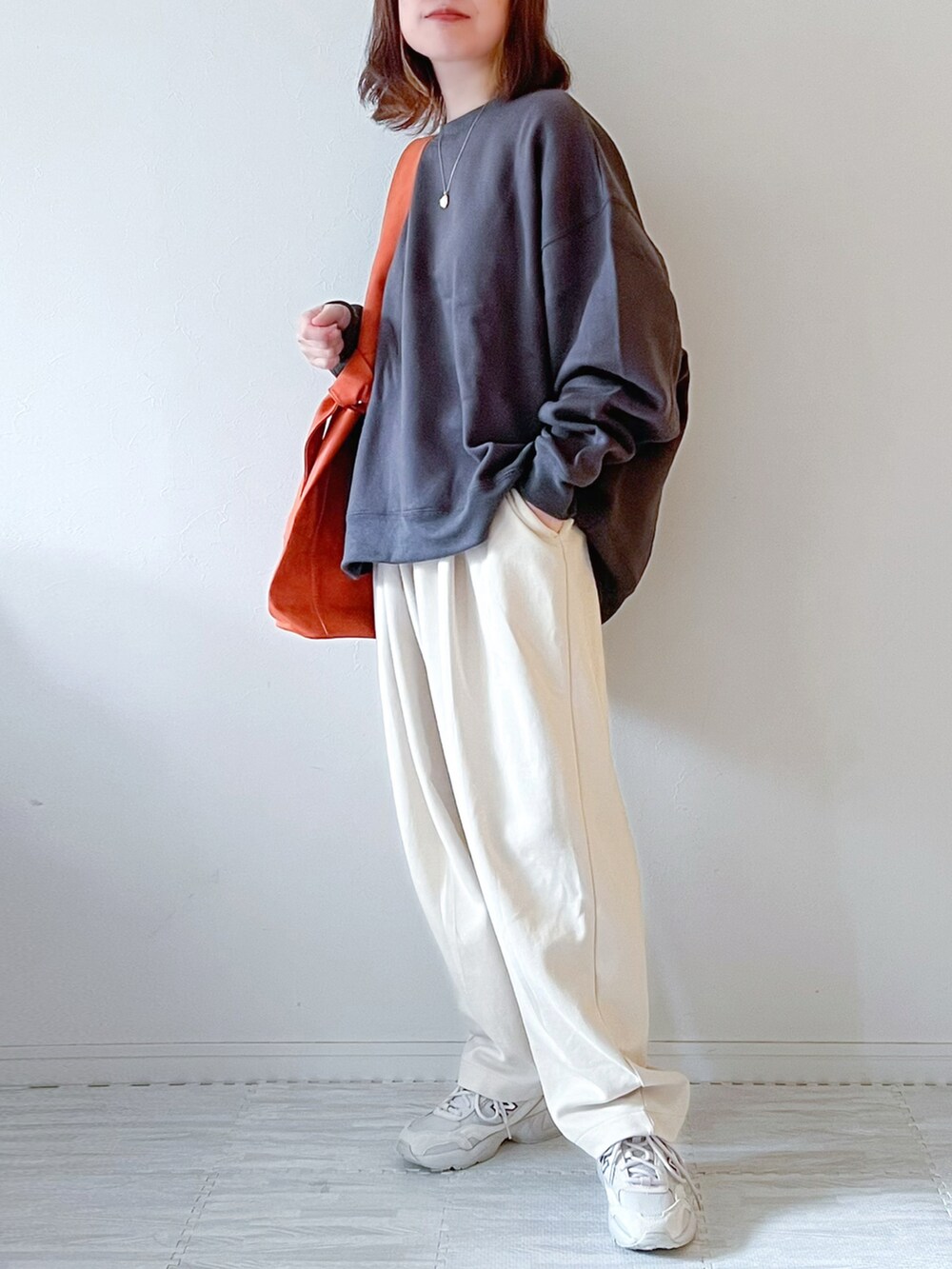 「スウェット、スウェットパンツ、ゆるコーデ、メンズライク、UNIQLO、プチプラ、ニューバランス、ショルダーバッグ、ママコーデ、シンプルコーデ、大人カジュアル、おうちファッション、低身長、スニーカー、スウェットコーデ」｜「Fizzの【maiko_wear × Fizz コラボ】　裏起毛オーバーサイジングクルーネックスウェット（スウェット、グレー系）」を使った、chakoさん（レディース・155cm）の秋コーディネートの2枚目の写真