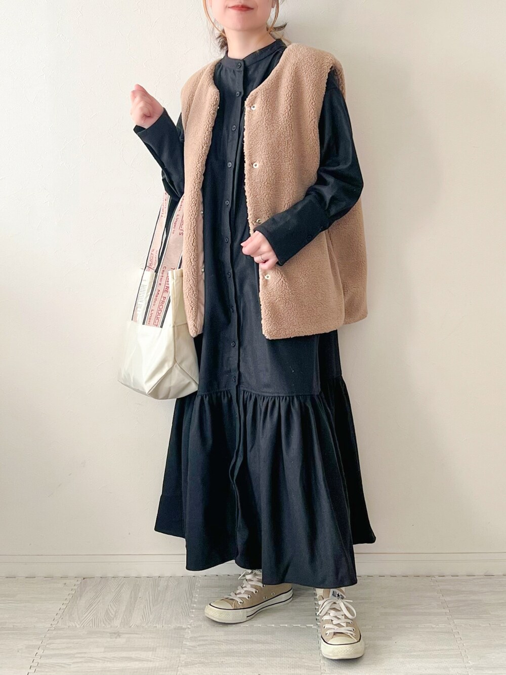 「ボアベスト、ベスト、ECRIRE、シャツワンピ、シャツワンピース、大人カジュアル、冬コーデ、クリスマスに着たい服、トートバッグ、スニーカー、コンバース、converse、ワンピース、着回しコーデ、シンプルコーデ」｜「ECRIREの【yurieコラボ】ウールライクロングカフスシャツワンピース（ワンピース、ブラック系）」を使った、chakoさん（レディース・155cm）の冬コーディネートの2枚目の写真