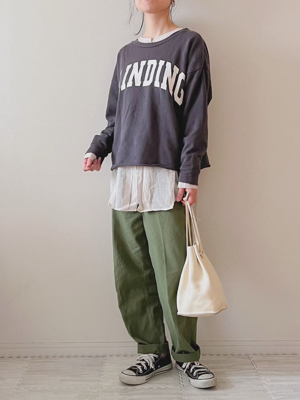 グリーン系のその他パンツ、ブラック系のスニーカー、グレー系のTシャツ/カットソーを着用したレディースの春コーディネートの2枚目の写真