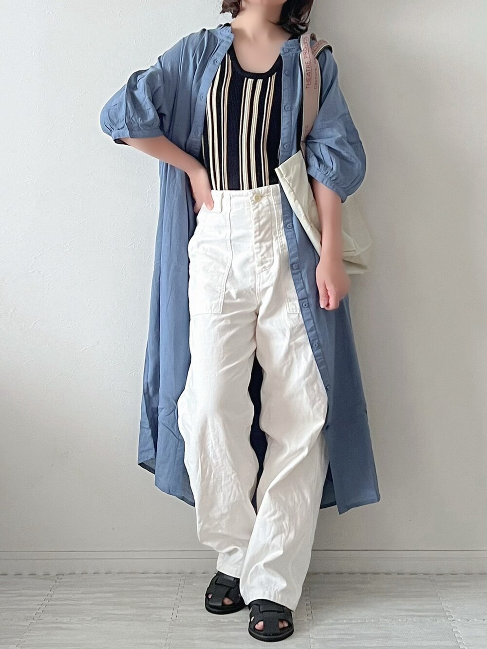 「シャツスタイル、シャツワンピ、シャツワンピース、プチプラ、グルカサンダル、シンプルスタイル、ママコーデ、TODAYFUL、サンダルコーデ、大人カジュアル、シャツ好き集まれ、くすみカラー、白パンツ、トートバッグ、カジュアルスタイル」｜「THEATRE PRODUCTSの【THEATRE PRODUCTS(シアタープロダクツ)】ジャガードテープバッグ　BL180601（トートバッグ、ホワイト系）」を使った、chakoさん（レディース・155cm）の夏コーディネートの2枚目の写真